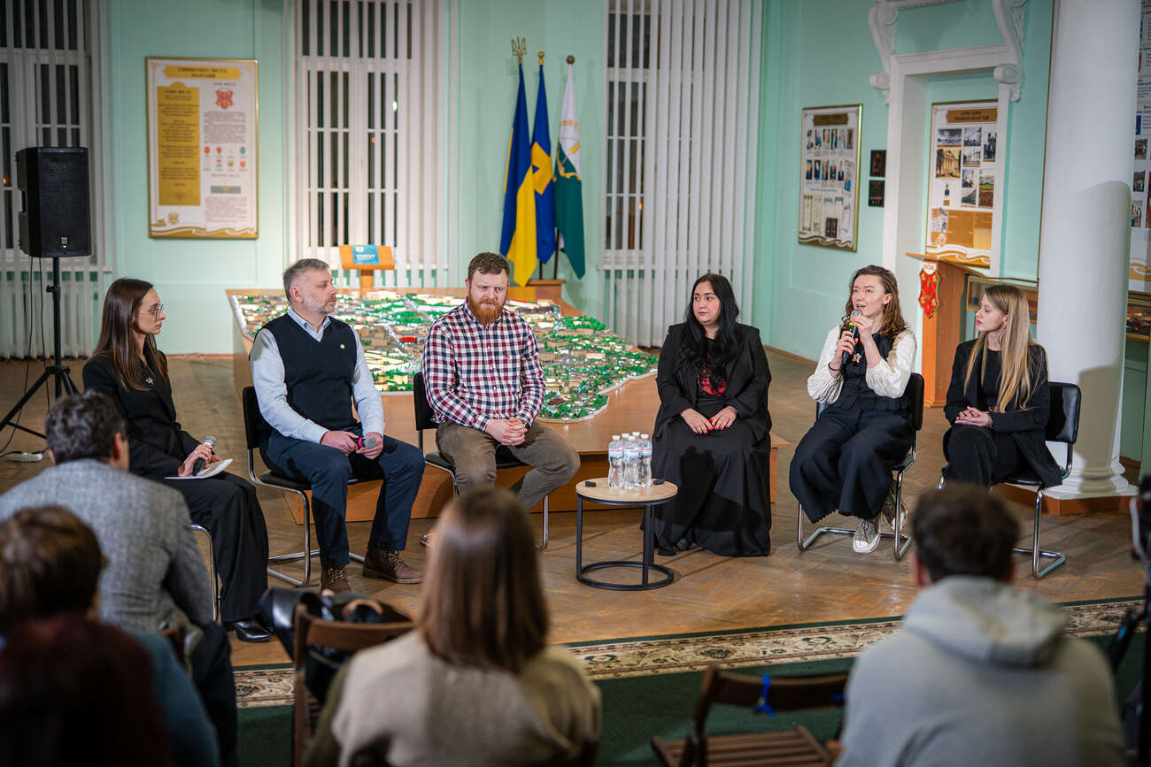 «Знайти гнучку форму, яка вмістить у собі цю величезну втрату», – в Полтаві відбулася публічна дискусія про меморіалізацію